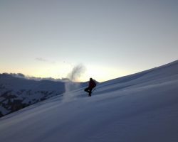 Ski fahren im Tiefschnee