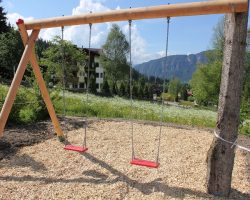 Foto von Schaukel am Spielplatz