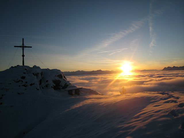 Gipfelkreuz vor Sonnenuntergang